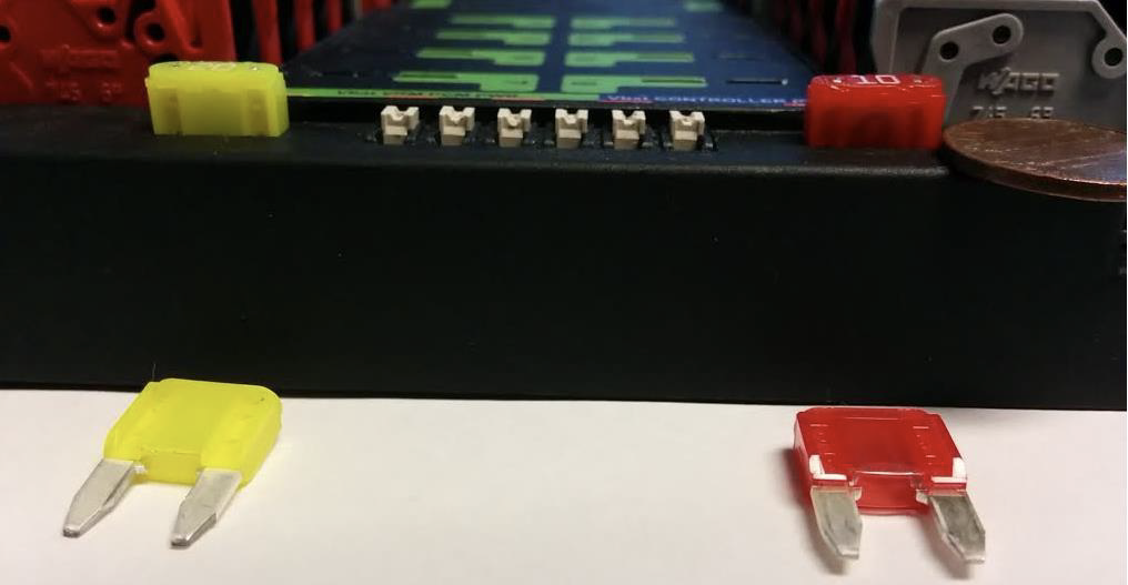 Bottom of the PDP focusing on the 20A and 10A fuses.
